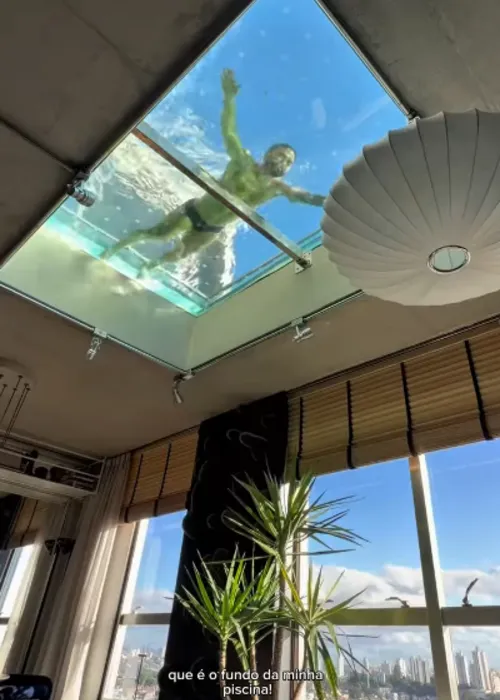 
					Filho de Maurício de Sousa exibe casa de 140m² onde mora só; piscina no teto e item inusitado chamam atenção
				
				