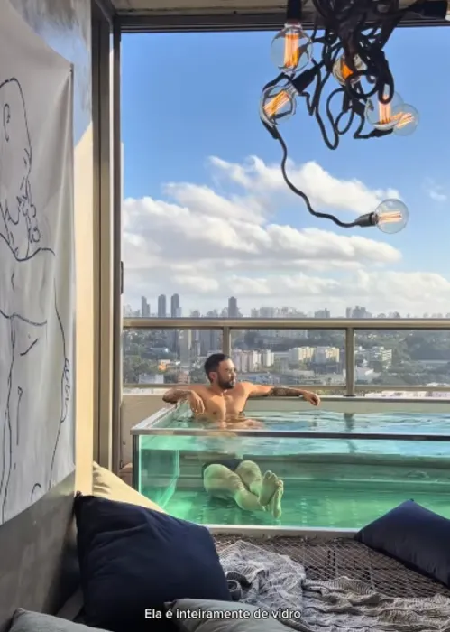 
					Filho de Maurício de Sousa exibe casa de 140m² onde mora só; piscina no teto e item inusitado chamam atenção
				
				