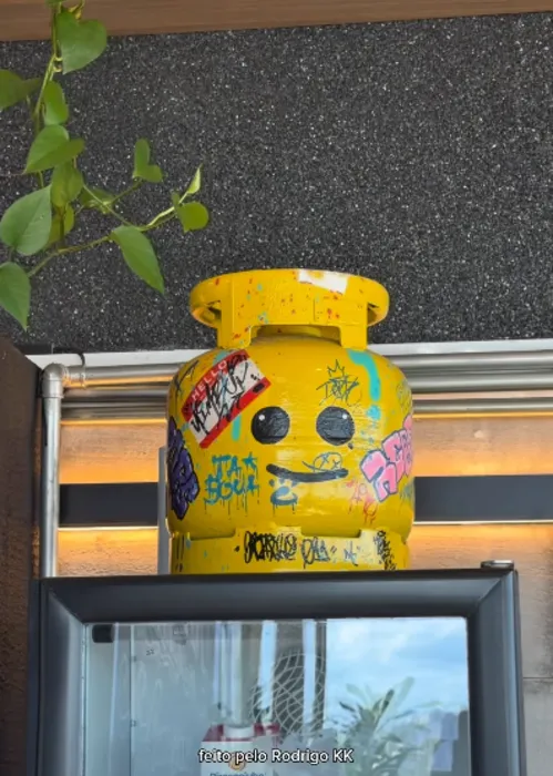 
					Filho de Maurício de Sousa exibe casa de 140m² onde mora só; piscina no teto e item inusitado chamam atenção
				
				