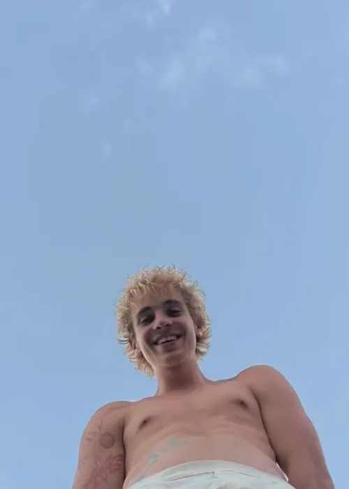 
					Juliano Floss surge acompanhado em viagem após término com Marina Sena
				
				