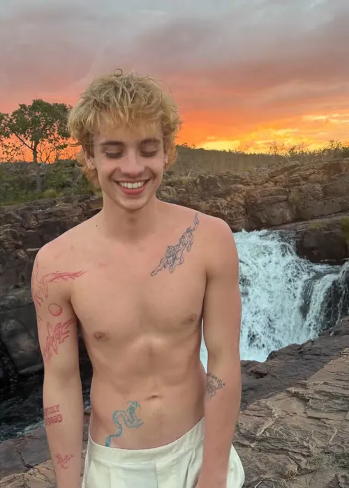 
					Juliano Floss surge acompanhado em viagem após término com Marina Sena
				
				