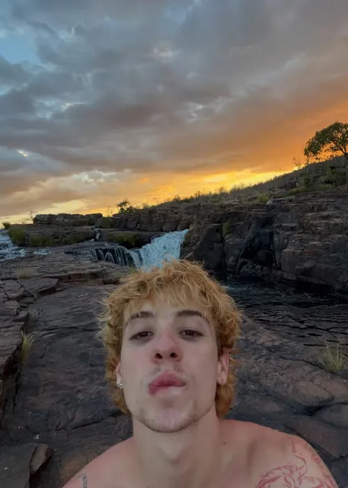 
					Juliano Floss surge acompanhado em viagem após término com Marina Sena
				
				