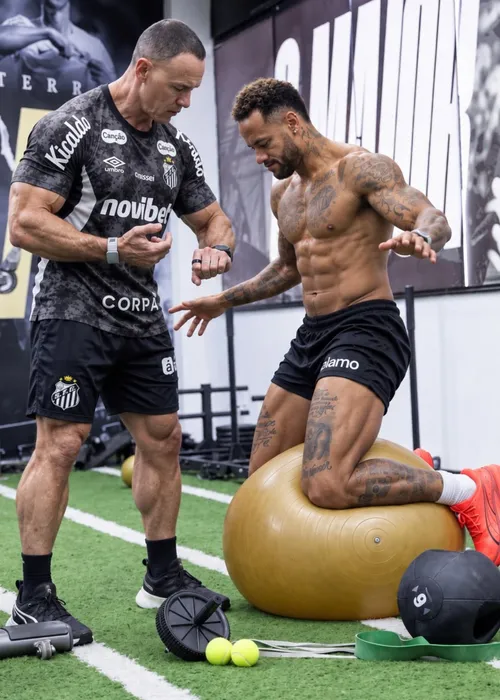 
					Neymar ataca jornalista em intervalo do jogo do Santos: 'Corneteiro'
				
				