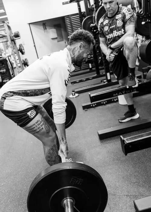 
					Neymar vira chacota ao surgir 'trincado' em foto com IA: 'Remendos'
				
				