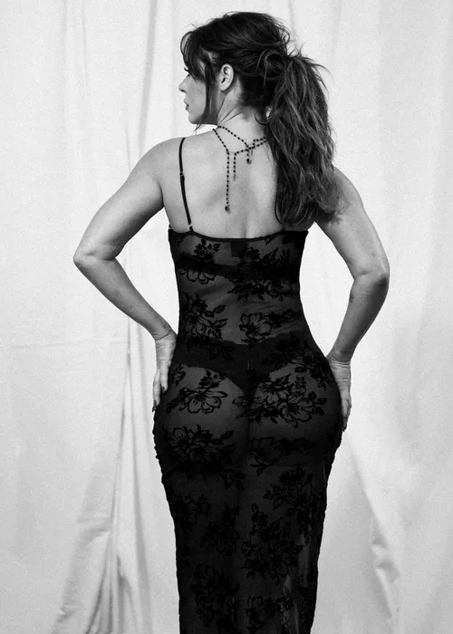 
					Paolla Oliveira deslumbra web com vestido transparente: 'Parece IA'
				
				