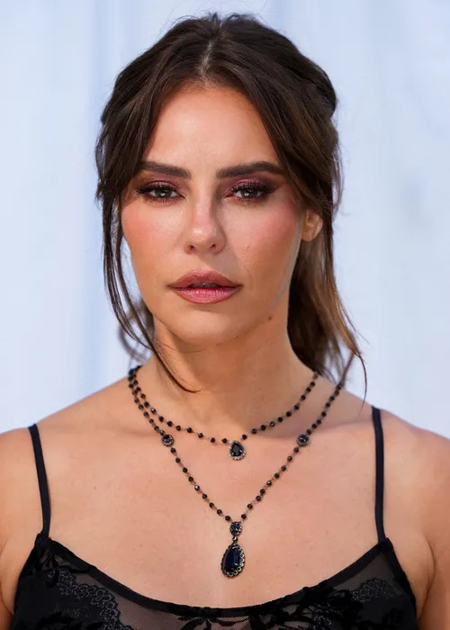 
					Paolla Oliveira deslumbra web com vestido transparente: 'Parece IA'
				
				