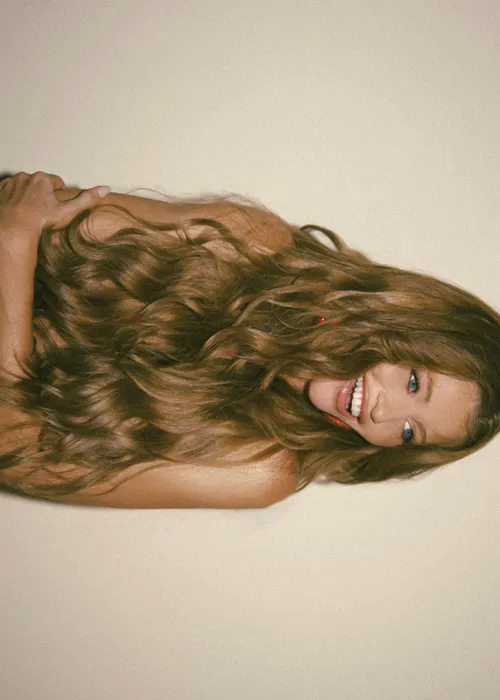 
					Solteira, Cintia Dicker faz topless em fotos e web reage; VEJA
				
				