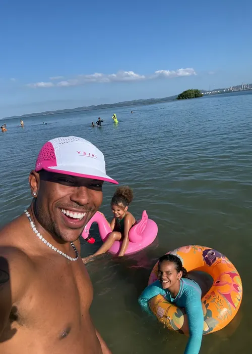 
					Thais Carla curte feriadão na Bahia com novo affair; saiba quem é
				
				