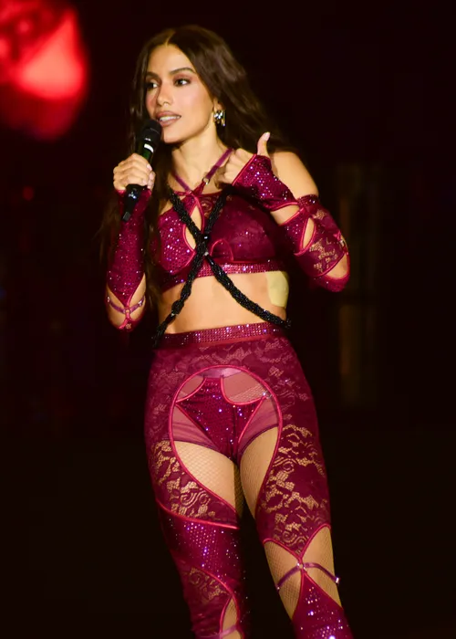 
					Anitta para o Pacaembu ao beijar Ohana Lefundes, bailarina com quem já teve affair; VÍDEO
				
				