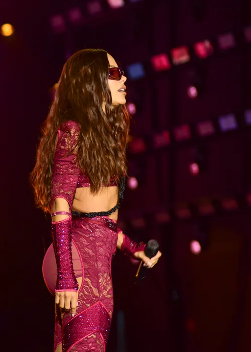
					Anitta para o Pacaembu ao beijar Ohana Lefundes, bailarina com quem já teve affair; VÍDEO
				
				
