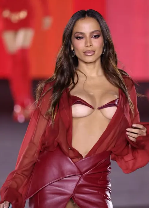 
					Antes e depois de Anitta em Paris choca web; veja os procedimentos que a cantora já assumiu e quanto custam
				
				