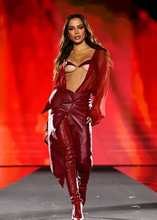 
					Antes e depois de Anitta em Paris choca web; veja os procedimentos que a cantora já assumiu e quanto custam
				
				