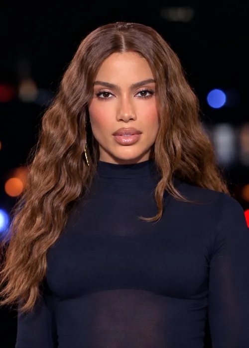 
					Antes e depois de Anitta em Paris choca web; veja os procedimentos que a cantora já assumiu e quanto custam
				
				