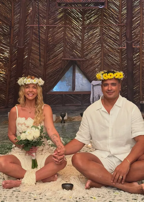 
					Carla Perez e Xanddy renovam votos em cerimônia na natureza e se declaram após 25 anos de casados; relembre história do casal
				
				