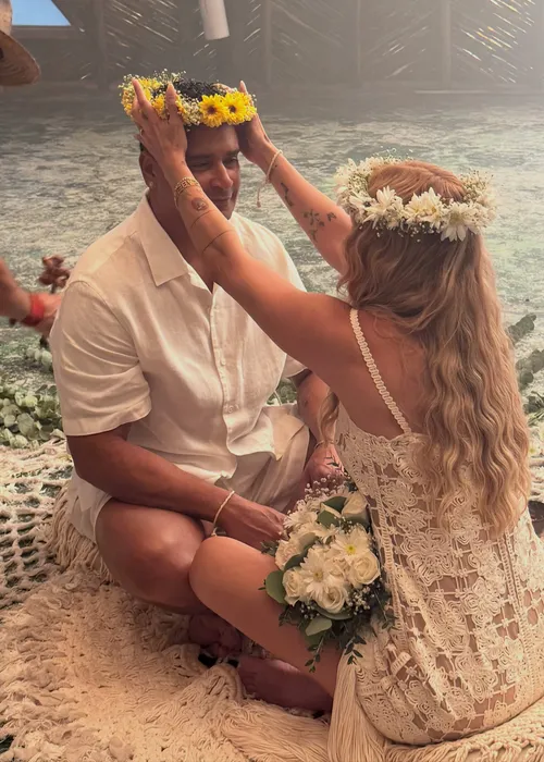 
					Carla Perez e Xanddy renovam votos em cerimônia na natureza e se declaram após 25 anos de casados; relembre história do casal
				
				