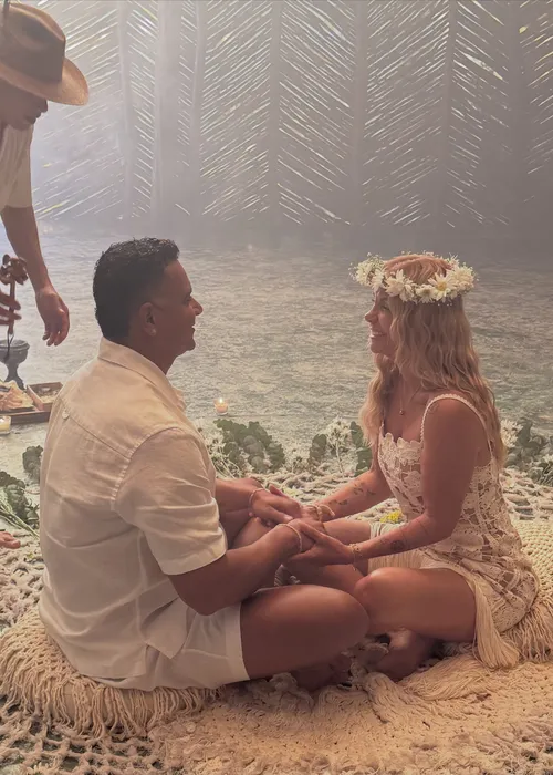 
					Carla Perez e Xanddy renovam votos em cerimônia na natureza e se declaram após 25 anos de casados; relembre história do casal
				
				