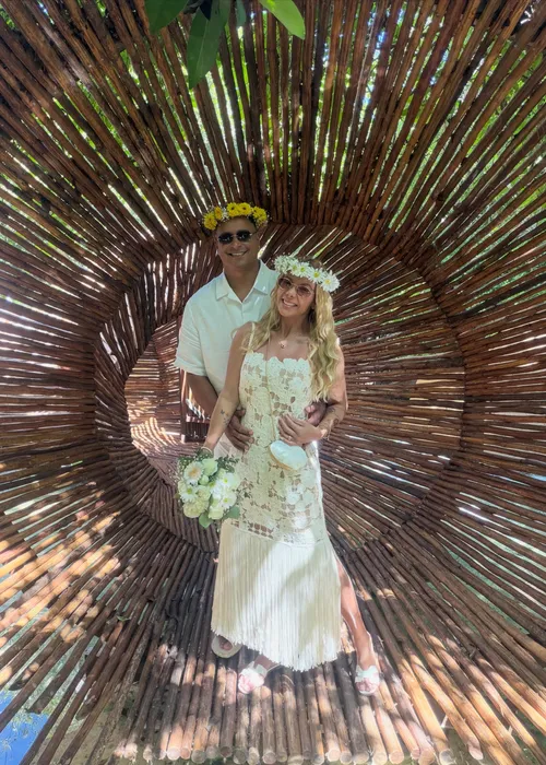 
					Carla Perez e Xanddy renovam votos em cerimônia na natureza e se declaram após 25 anos de casados; relembre história do casal
				
				
