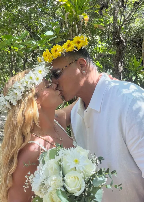 
					Carla Perez e Xanddy renovam votos em cerimônia na natureza e se declaram após 25 anos de casados; relembre história do casal
				
				