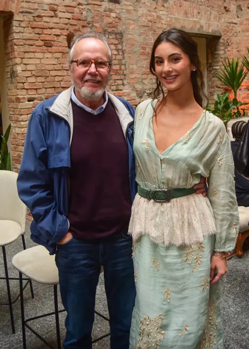
					Conheça Felipe Ricca: filho de Adriana Esteves faz 1ª aparição com a namorada, filha de famoso
				
				