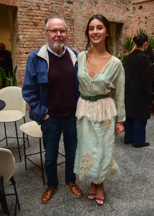 
					Conheça Felipe Ricca: filho de Adriana Esteves faz 1ª aparição com a namorada, filha de famoso
				
				