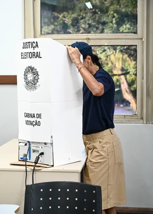 
					De boné e bermudão, Ivete Sangalo vota em Salvador e posa para fotos
				
				