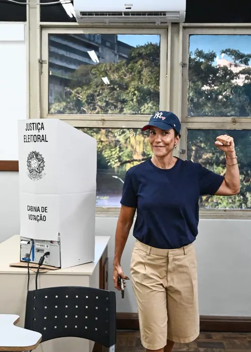 
					De boné e bermudão, Ivete Sangalo vota em Salvador e posa para fotos
				
				