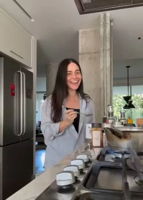
					Escalada para a novela da Globo, Alessandra Negrini tenta se livrar de apartamento de luxo todo reformado em São Paulo
				
				