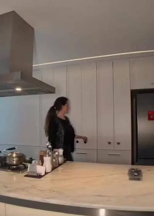 
					Escalada para a novela da Globo, Alessandra Negrini tenta se livrar de apartamento de luxo todo reformado em São Paulo
				
				