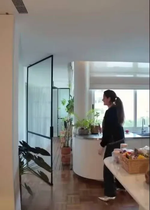 
					Escalada para a novela da Globo, Alessandra Negrini tenta se livrar de apartamento de luxo todo reformado em São Paulo
				
				