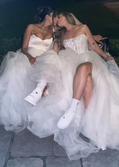 
					Ex-aeromoça do 'BBB' se casa com britânica em cerimônia luxuosa; veja
				
				