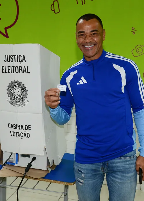 
					Famosos votam no 1º turno das Eleições 2026; veja fotos
				
				