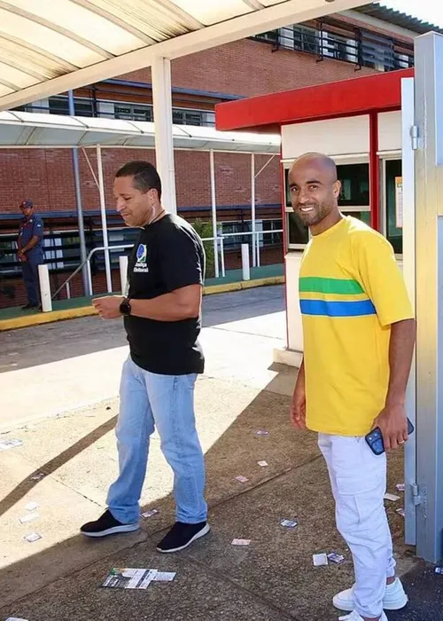 
					Famosos votam no 1º turno das Eleições 2026; veja fotos
				
				