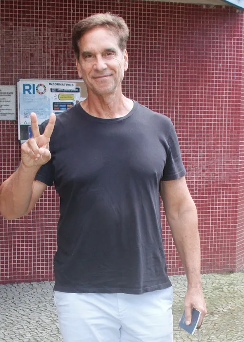 
					Famosos votam no 1º turno das Eleições 2026; veja fotos
				
				