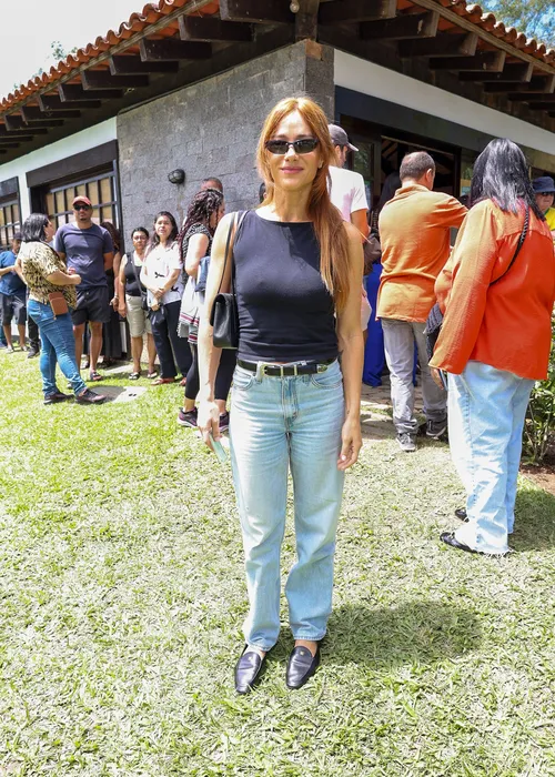 
					Famosos votam no 1º turno das Eleições 2026; veja fotos
				
				