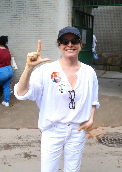 
					Famosos votam no 1º turno das Eleições 2026; veja fotos
				
				