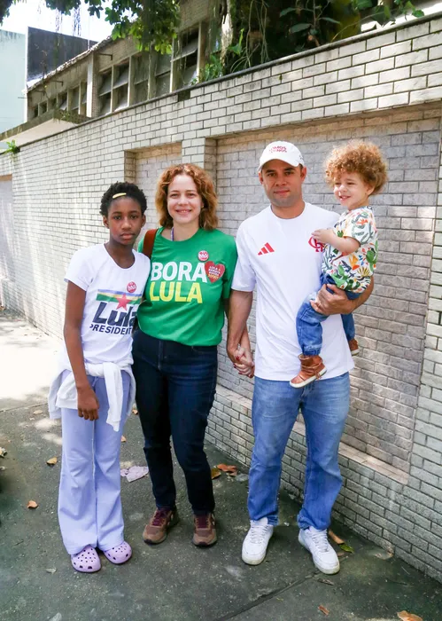 
					Famosos votam no 1º turno das Eleições 2026; veja fotos
				
				