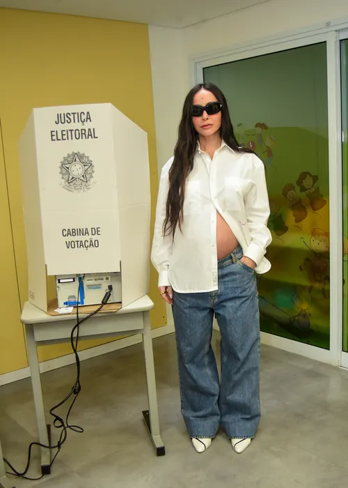 
					Famosos votam no 1º turno das Eleições 2026; veja fotos
				
				