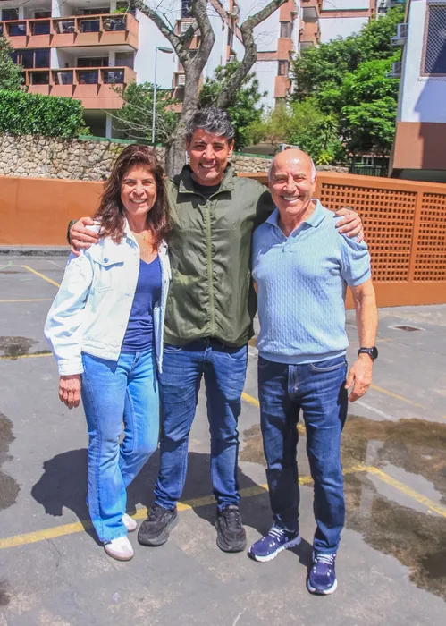 
					Famosos votam no 1º turno das Eleições 2026; veja fotos
				
				