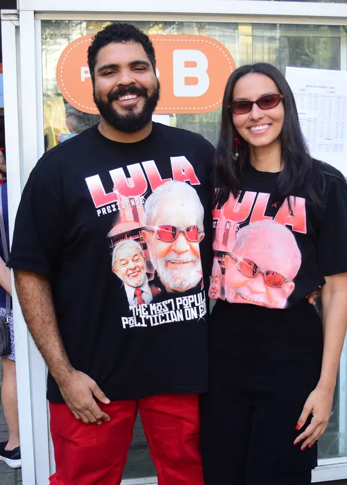 
					Famosos votam no 1º turno das Eleições 2026; veja fotos
				
				