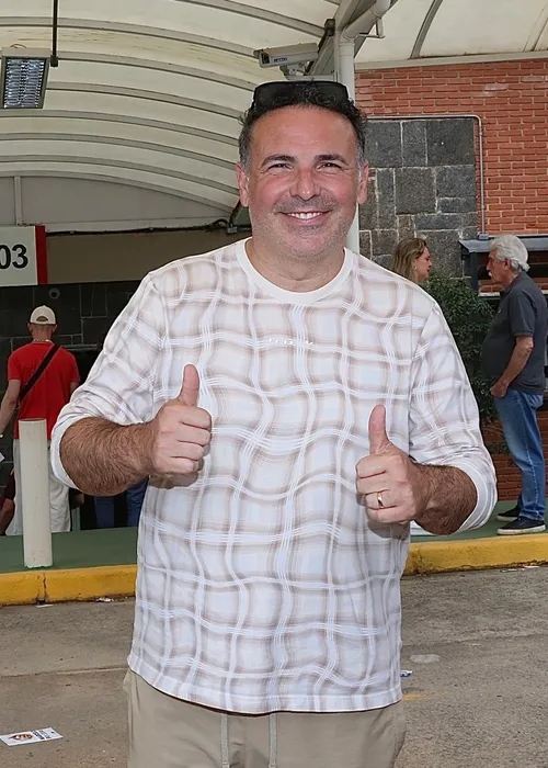 
					Famosos votam no 1º turno das Eleições 2026; veja fotos
				
				