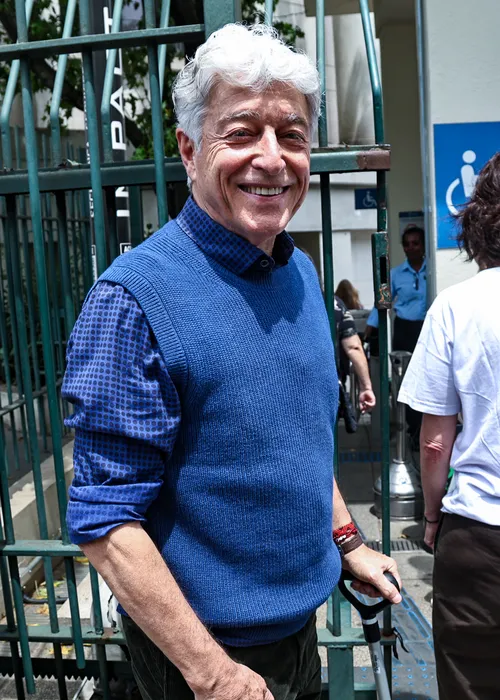 
					Famosos votam no 1º turno das Eleições 2026; veja fotos
				
				