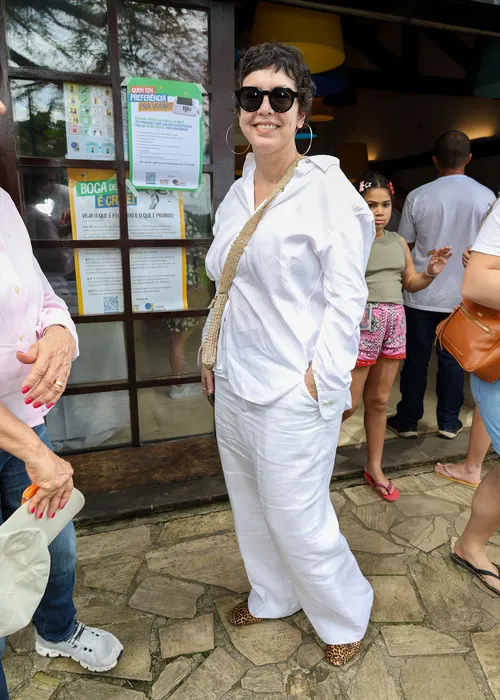 
					Famosos votam no 1º turno das Eleições 2026; veja fotos
				
				