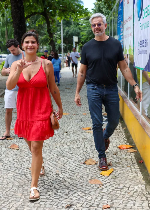 
					Famosos votam no 1º turno das Eleições 2026; veja fotos
				
				