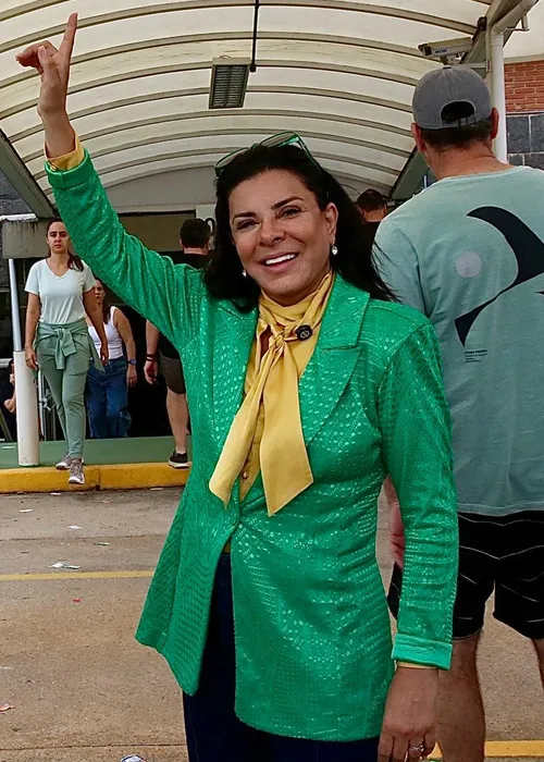 
					Famosos votam no 1º turno das Eleições 2026; veja fotos
				
				
