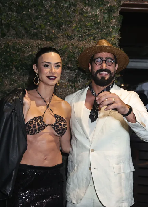 
					Festa de Quem Ama Cuida: atores arrasam nas fantasias em comemoração da Globo; veja fotos e vídeos
				
				