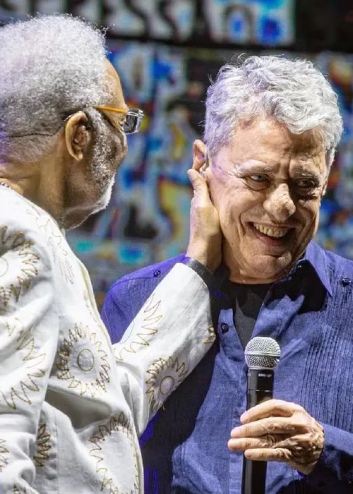 
					Fran Gil e Clara Buarque, netos de Gilberto Gil e Chico Buarque, cantam juntos em casamento e roubam a cena
				
				