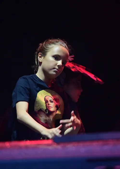 
					Gêmeas de Ivete Sangalo invadem palco e fazem passo do Jamal com a mãe
				
				