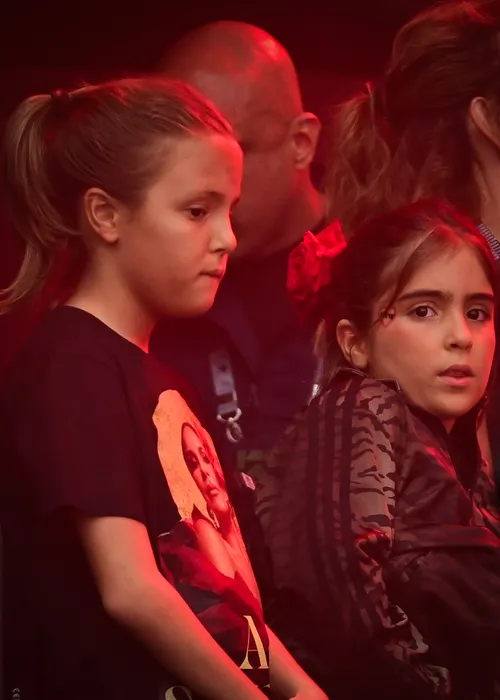 
					Gêmeas de Ivete Sangalo invadem palco e fazem passo do Jamal com a mãe
				
				