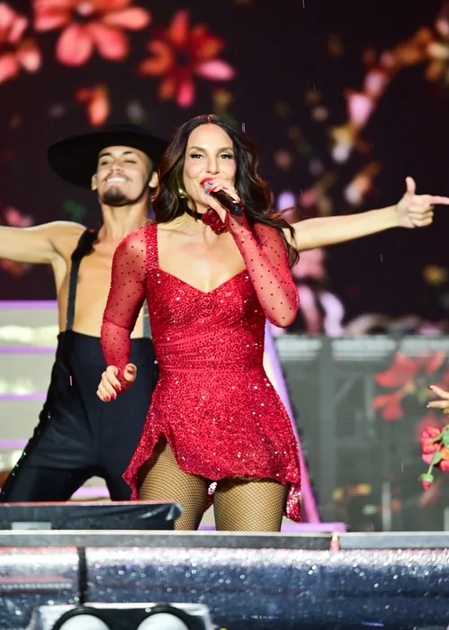 
					Gêmeas de Ivete Sangalo invadem palco e fazem passo do Jamal com a mãe
				
				