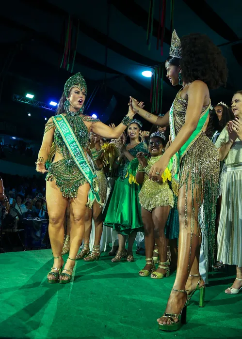 
					IZA entrega o que disse a Paolla Oliveira antes da coroação na Imperatriz e manda recado
				
				